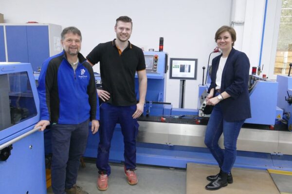 Von links: PPL-Geschäftsführer Jan Schölzel zusammen mit Michael und Melanie Nunnenmann am Sammelhefter mit Kamera-Kontroll-System "PPL Eagle".