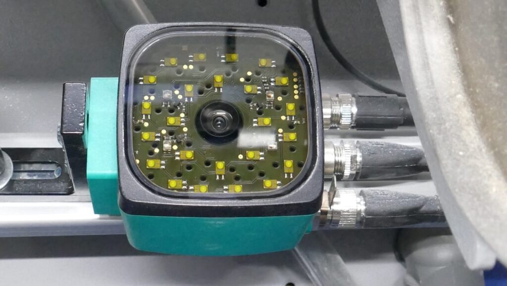 Die im Anleger integrierte Kamera erfasst Bilder und Barcodes für die Produktionsqualitätskontrolle.